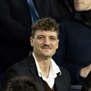 Niels Schneider - Célébrités dans les tribunes du match aller des huitièmes de finale de la Ligue des champions entre le PSG et la Real Sociedad (2-0) au Parc des Princes à Paris le 14 février 2024. © Cyril Moreau/Bestimage