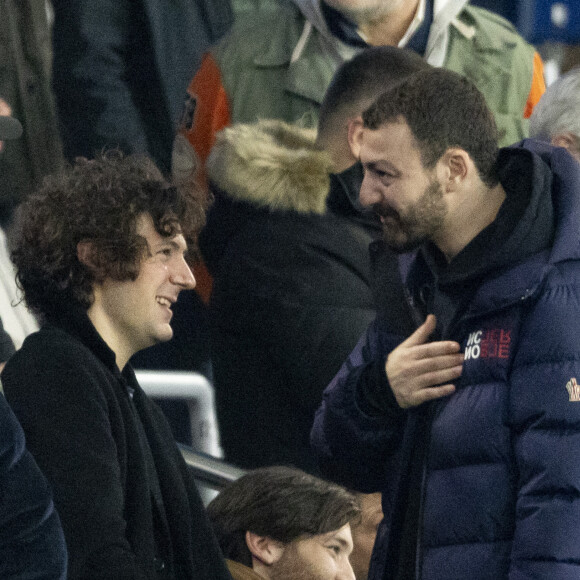 Vincent Lacoste et Roman Frayssinet ont pu échanger quelques mots pendant le match
 
Vincent Lacoste et Roman Frayssinet - Célébrités dans les tribunes du match aller des huitièmes de finale de la Ligue des champions entre le PSG et la Real Sociedad (2-0) au Parc des Princes à Paris le 14 février 2024. © Cyril Moreau/Bestimage