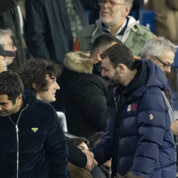 Vincent Lacoste et Roman Frayssinet - Célébrités dans les tribunes du match aller des huitièmes de finale de la Ligue des champions entre le PSG et la Real Sociedad (2-0) au Parc des Princes à Paris le 14 février 2024. © Cyril Moreau/Bestimage