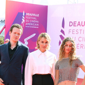 Judith Godrèche et ses enfants Noé Boon et Tess Barthélemy à la première de la série "Icon of French Cinema" lors du 49ème Festival du Cinema Americain de Deauville, France, le 2 septembre 2023. © Denis Guignebourg/BestImage 