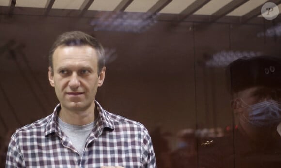Il est décédé à l'âge de 47 ans ce 16 février 2024 dans la prison de l'Arctique où il purgeait une peine de dix-neuf ans de prison
Le militant de l'opposition Alexei Navalny assiste à l'annonce du verdict dans l'affaire de diffamation lors d'une audience hors site du tribunal de première instance de la Russie au tribunal de district de Babushkinsky à Moscou. Le tribunal a déclaré Navalny coupable d'avoir diffamé le vétéran de la Seconde Guerre mondiale Ignat Artyomenko et a condamné à payer une amende de 850 000 roubles (11 477 $). Moscou, le 19 février 2021.