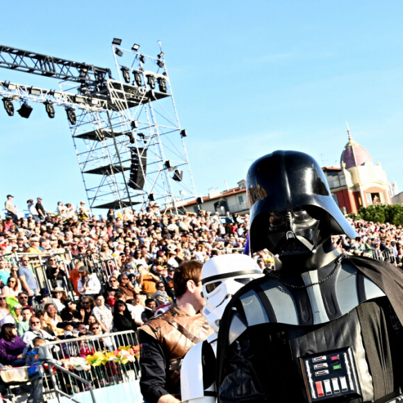 Philippe Lacheau, l'acteur, réalisateur, scénariste et animateur français venu en famiile, durant le défilé d'ouverture du Carnaval de Nice 2024 "Roi de la Pop Culture", le 17 février 2024.