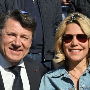 Christian Estrosi, le maire de Nice, et sa femme, Laura Tenoudji Estrosi qui fête ses 48 ans durant le défilé d'ouverture du Carnaval de Nice 2024 "Roi de la Pop Culture", le 17 février 2024.