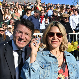 Christian Estrosi, le maire de Nice, et sa femme, Laura Tenoudji Estrosi qui fête ses 48 ans durant le défilé d'ouverture du Carnaval de Nice 2024 "Roi de la Pop Culture", le 17 février 2024.