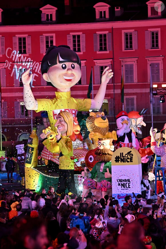 Le char La Caravane durant le premier corso carnavalesque illuminé du Carnaval de Nice 2024 "Roi de la Pop Culture", le 17 février 2024.