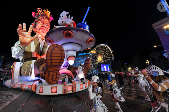 Le char du Roi durant le premier corso carnavalesque illuminé du Carnaval de Nice 2024 "Roi de la Pop Culture", le 17 février 2024.
