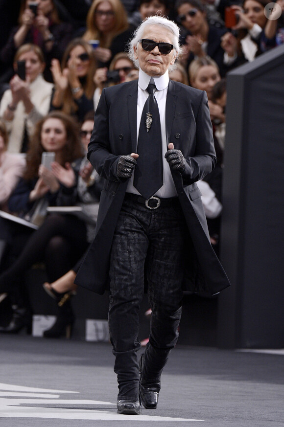 Karl Lagerfeld - Details du defile Chanel pret-à-porter Automne-Hiver 2013/2014 a Paris, le 5 mars 2013. 