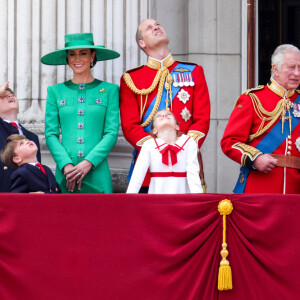 Tous les trois ont en effet voulu faire un sacrifice pour lui et leur mère.
Le prince George, le prince Louis, la princesse Charlotte, Kate Catherine Middleton, princesse de Galles, le prince William de Galles, le roi Charles III, la reine consort Camilla Parker Bowles - La famille royale d'Angleterre sur le balcon du palais de Buckingham lors du défilé "Trooping the Colour" à Londres. Le 17 juin 2023