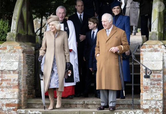 Et qui prouve qu'ils font passer sans mal les besoins de leur grand-père et de leur maman !
Le roi Charles III d'Angleterre et Camilla Parker Bowles, reine consort d'Angleterre, le prince William, prince de Galles, et Catherine (Kate) Middleton, princesse de Galles, avec leurs enfants le prince George de Galles, la princesse Charlotte de Galles et le prince Louis de Galles - Messe de Noël, 25 décembre 2023.