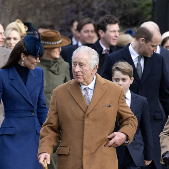 Le roi Charles III d'Angleterre et Camilla Parker Bowles, reine consort d'Angleterre, le prince William, prince de Galles, et Catherine (Kate) Middleton, princesse de Galles, avec leurs enfants le prince George de Galles, la princesse Charlotte de Galles et le prince Louis de Galles - Messe de Noël 2023.