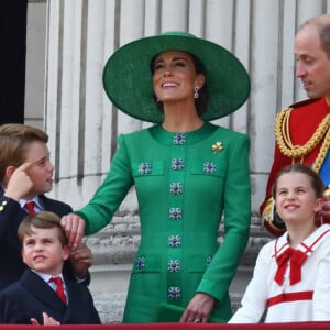 Kate Middleton est aussi malade.
Le prince George, le prince Louis, la princesse Charlotte, Kate Catherine Middleton, princesse de Galles, le prince William de Galles - La famille royale d'Angleterre sur le balcon du palais de Buckingham lors du défilé "Trooping the Colour" à Londres. Le 17 juin 2023 