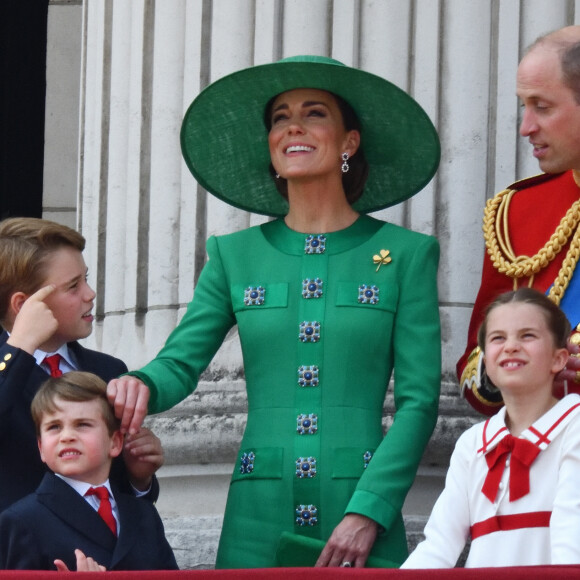 Kate Middleton est aussi malade.
Le prince George, le prince Louis, la princesse Charlotte, Kate Catherine Middleton, princesse de Galles, le prince William de Galles - La famille royale d'Angleterre sur le balcon du palais de Buckingham lors du défilé "Trooping the Colour" à Londres. Le 17 juin 2023 