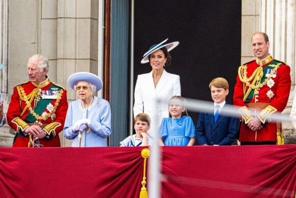Le prince Charles, prince de Galles, La reine Elisabeth II d'Angleterre, Catherine (Kate) Middleton, duchesse de Cambridge, le prince Louis de Cambridge, la princesse Charlotte de Cambridge, le prince George de Cambridge et le prince William, duc de Cambridge, - Les membres de la famille royale saluent la foule depuis le balcon du Palais de Buckingham, lors de la parade militaire "Trooping the Colour" dans le cadre de la célébration du jubilé de platine (70 ans de règne) de la reine Elizabeth II à Londres, le 2 juin 2022. 