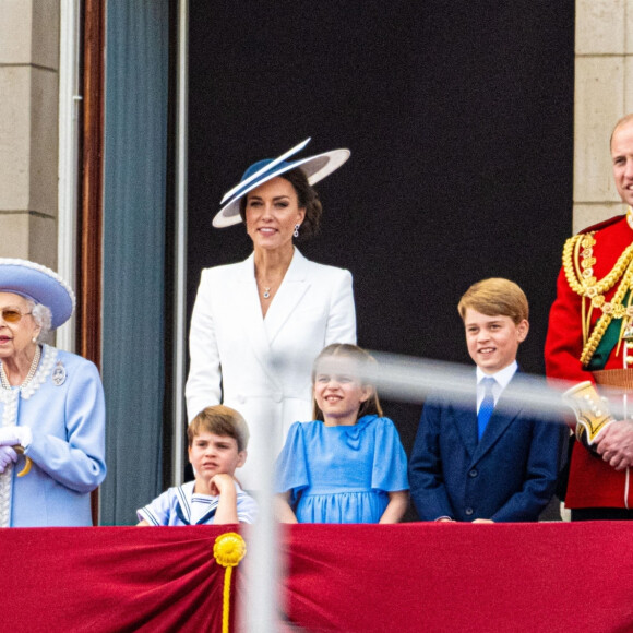 Le prince Charles, prince de Galles, La reine Elisabeth II d'Angleterre, Catherine (Kate) Middleton, duchesse de Cambridge, le prince Louis de Cambridge, la princesse Charlotte de Cambridge, le prince George de Cambridge et le prince William, duc de Cambridge, - Les membres de la famille royale saluent la foule depuis le balcon du Palais de Buckingham, lors de la parade militaire "Trooping the Colour" dans le cadre de la célébration du jubilé de platine (70 ans de règne) de la reine Elizabeth II à Londres, le 2 juin 2022. 