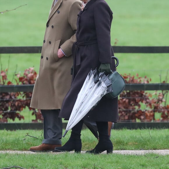 Le roi Charles III d'Angleterre et Camilla Parker Bowles, reine consort d'Angleterre, à la sortie de la messe du dimanche en l'église Sainte-Marie Madeleine à Sandringham. Le 18 février 2024 