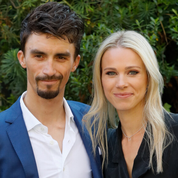 Julian Alaphilippe violemment critiqué, Marion Rousse contre-attaque !
 
Exclusif - les coureurs cyclistes Julian Alaphilippe et sa compagne Marion Rousse - Arrivées de l'émission "Vivement Dimanche" au Studio Gabriel à Paris, France. © Christophe Clovis / Bestimage