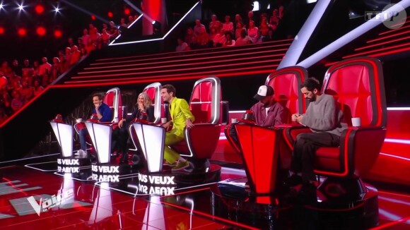 Durant les auditions à l'aveugle, Zazie s'est affichée en total look bleu marine.
Zazie, Bigflo et Oli, Vianney et Mika sont les nouveaux coachs de The Voice.