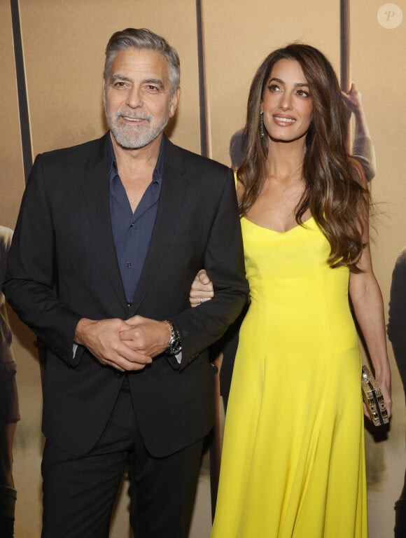Une vaste propriété achetée 6 150 000 euros et qui possède un terrain de 170 hectares, des vignes, des oliviers, un lac, un terrain de tennis, une piscine et des fontaines
George Clooney and Amal Clooney - Première du film "The Boys in The Boat" à Los Angeles, le 11 décembre 2023. 