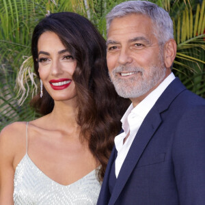 George Clooney et sa femme Amal ont acquis le domaine du Canadel à Brignoles
George Clooney et sa femme Amal lors de la première mondiale du film Ticket to Paradise à Londres