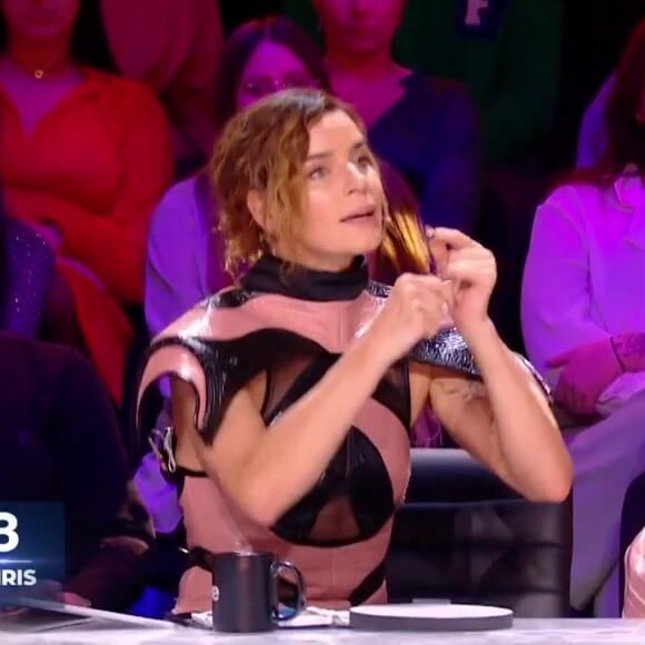 Fauve Hautot est l'un des visages historiques de l'émission Danse avec les stars sur TF1
Fauve Hautot fait l'unanimité contre elle auprès des téléspectateurs de TF1 à cause de sa tenue dans le dernier prime de Danse avec les stars.