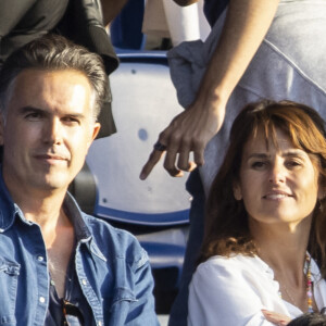 Faustine Bollaert, son mari Maxime Chattam et leurs enfants Abbie et Peter sont en tribune lors de la rencontre de football Paris Saint Germain PSG contre Clermont (4-0) au Parc des Princes à Paris le 11 septembre 2021.