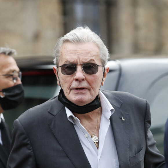 Une information du "Parisien" qui peut surprendre mais il faut rappeler que le héros de Rocco et ses frères est un collectionneur passionné d'armes à feu
Alain Delon - Obsèques de Jean-Paul Belmondo en en l'église Saint-Germain-des-Prés, à Paris le 10 septembre 2021. © Cyril Moreau / Bestimage