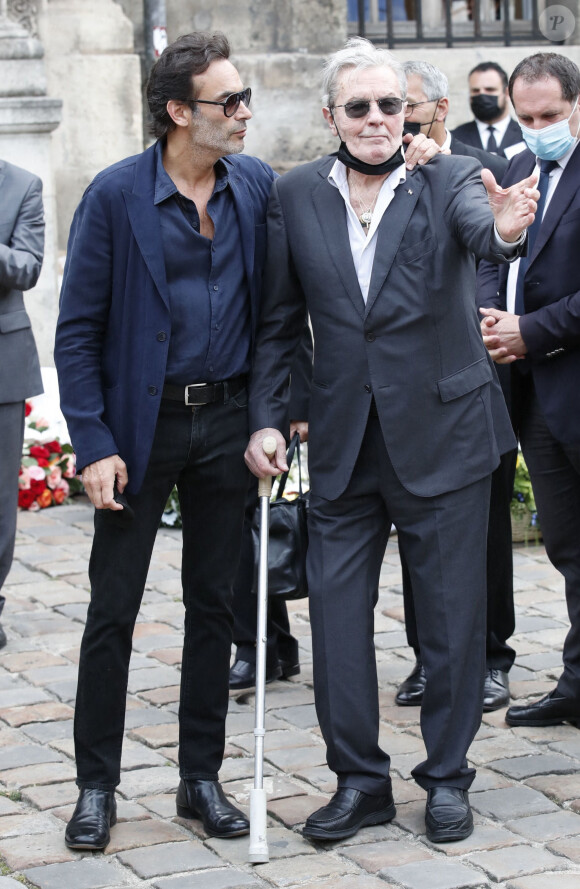 Alain Delon et son fils Anthony - Obsèques de Jean-Paul Belmondo en l'église Saint-Germain-des-Prés, à Paris le 10 septembre 2021. © Cyril Moreau / Bestimage