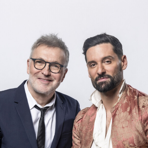 Exclusif - Laurent Ruquier, son compagnon Hugo Skliris (Manos) et leur chien Titi - Studio - Enregistrement de l'émission "La chanson secrète", présentée par N.Aliagas et diffusée le 29 décembre sur TF1 © Guillaume Gaffiot-Cyril Moreau / Bestimage 