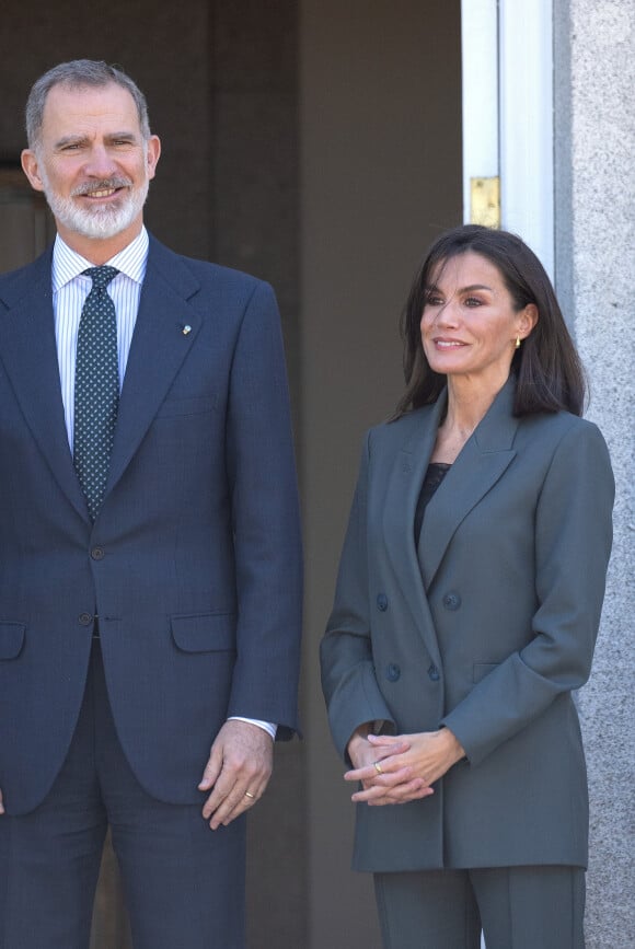 Et a adopté une coupe au carré qui modernise son look !
Le roi Felipe VI et la reine Letizia d'Espagne lors de la réception avec le président du Paraguay Santiago Pena et sa femme Leticia Ocampos au palais de la Zarzuela à Madrid. Le 28 février 2024 