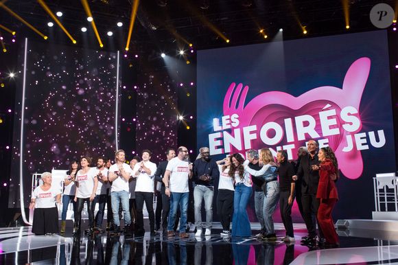 Parmi eux, figurera un célèbre chanteur qui avait déserté le show depuis 15 ans !
Exclusif - Mimie Mathy, Jenifer Bartoli, Liane Foly, Claudio Capéo, Zazie, Philippe Lacheau, Gérard Jugnot, Patrick Bruel, Arthur Essebag, Kad Merad, Omar Sy, Laure Pester (Lorie), Amel Bent, Franck Dubosc, Vitaa, Élie Semoun, Issa Doumbia, Nikos Aliagas, Camille Lellouche - Enregistrement de l'émission "Les enfoirés jouent le jeu", qui sera diffusée le 30 novembre en prime time sur TF1. Le 18 novembre 2019 © Cyril Moreau / Bestimage