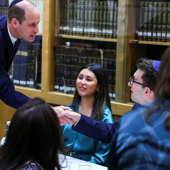 Et avec des membres plus jeunes, victimes d'antisémitisme. 
Le prince William, prince de Galles visite la synagogue Western Marble Arch et rencontre des survivants de l'Holocauste et des personnes touchées par l'antisémitisme à Londres, au Royaume-Uni, le 29 février 2024. 