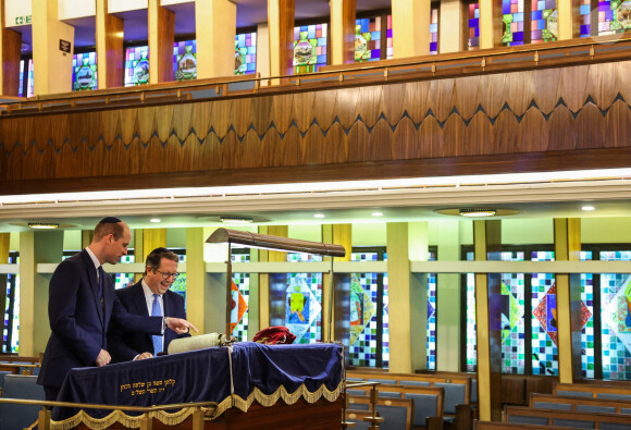 Une visite qui va tout de même rassurer leurs fans ! 
Le prince William, prince de Galles visite la synagogue Western Marble Arch et rencontre des survivants de l'Holocauste et des personnes touchées par l'antisémitisme à Londres, au Royaume-Uni, le 29 février 2024. 