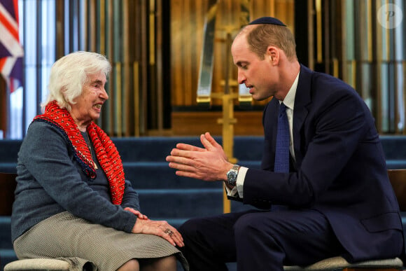 Pour parler avec une survivante de l'Holocauste. 
Le prince William, prince de Galles visite la synagogue Western Marble Arch et rencontre des survivants de l'Holocauste et des personnes touchées par l'antisémitisme à Londres, au Royaume-Uni, le 29 février 2024. 