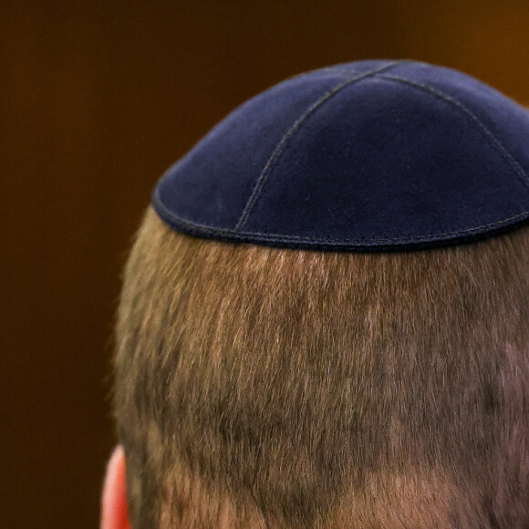 Le prince William, prince de Galles visite la synagogue Western Marble Arch et rencontre des survivants de l'Holocauste et des personnes touchées par l'antisémitisme à Londres, au Royaume-Uni, le 29 février 2024. 