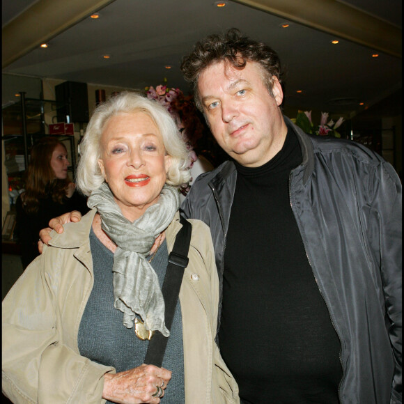 Tout comme Dominique Besnehard.
Exclusif - Micheline Presle et Dominique Besnehard - La troup de la pièce "Le Miroir" s'est retrouvée à l'issue de la 50e représentation autour d'un diner à l'italienne au restautant "Findi"