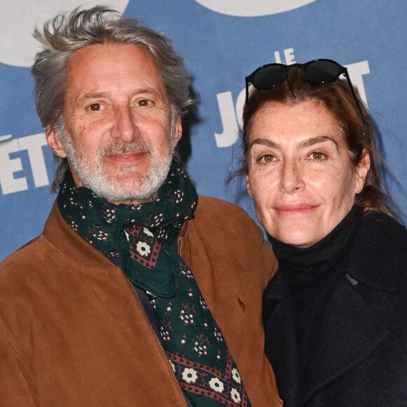 Daphné Roulier, la célèbre épouse d'Antoine de Caunes, a été vicitme d'un accident.
Antoine de Caunes et sa femme Daphné Roulier - Avant-première du film "Le Nouveau Jouet" au Grand Rex à Paris. © Coadic Guirec/Bestimage 