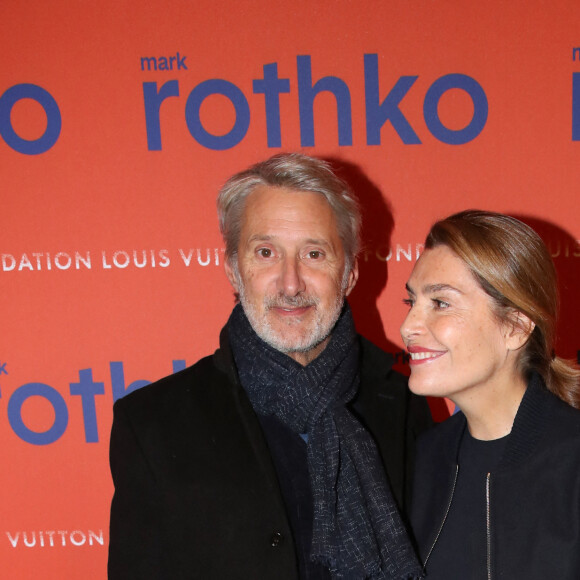 Antoine de Caunes et sa femme Daphné Roulier - Vernissage de l'Exposition Retrospective consacrée au peintre américain Mark Rothko à la Fondation Louis Vuitton. Paris, France, le 17 Octobre 2023. © Bertrand Rindoff / Bestimage 