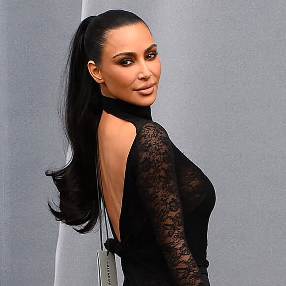 "Au fil des ans, Kim Kardashian a défilé pour le 51ème défilé Couture de Balenciaga, a accompagné Demna (ndlr. Gvasalia, directeur de la création) au Met Gala 2021 en portant des tenues Balenciaga faites sur mesure, a assisté aux défilés de la Maison et a participé à plusieurs campagnes"
Kim Kardashian arrive au défilé Balenciaga mode femme automne / hiver 2024-2025 lors de la Fashion Week de Paris (PFW) cour du Dôme des Invalides, à Paris, France, le 3 mars 2024. 