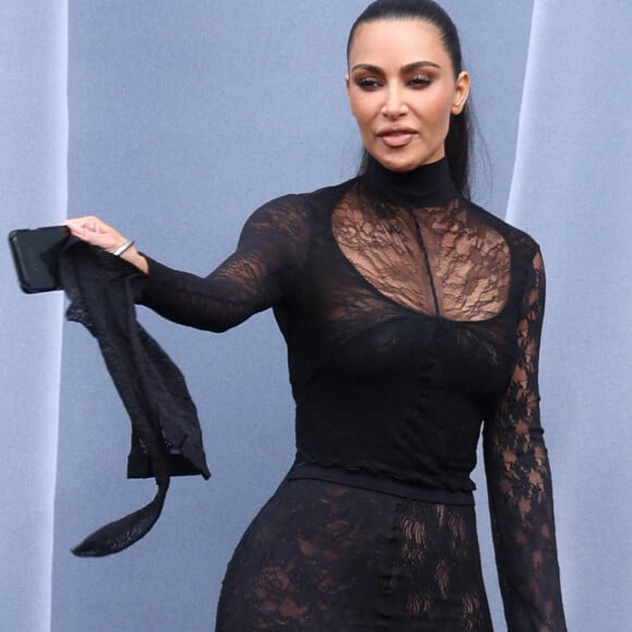 D'autres personnalités étaient également présentes lors de ce défilé dont le rappeur Damso et sa nouvelle petite amie "Syenna"
Kim Kardashian arrive au défilé Balenciaga mode femme automne / hiver 2024-2025 lors de la Fashion Week de Paris (PFW) cour du Dôme des Invalides, à Paris, France, le 3 mars 2024. © Denis Guignebourg/Bestimage 