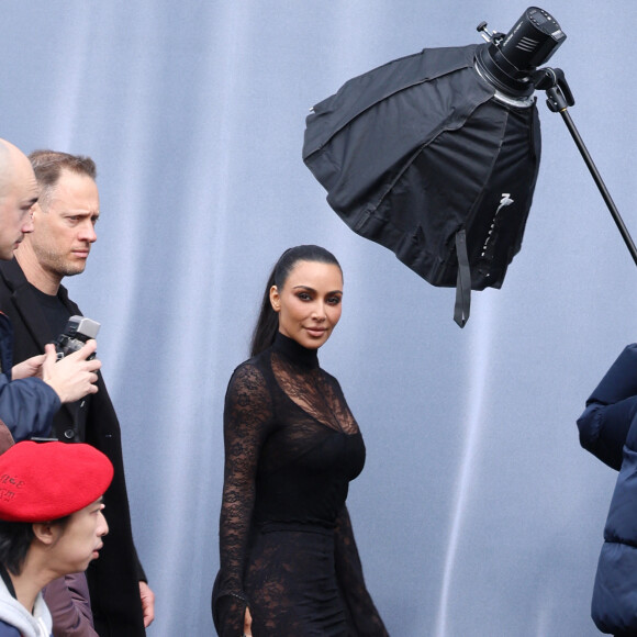 Kim Kardashian arrive au défilé Balenciaga mode femme automne / hiver 2024-2025 lors de la Fashion Week de Paris (PFW) cour du Dôme des Invalides, à Paris, France, le 3 mars 2024. © Denis Guignebourg/Bestimage  Kim Kardashian arrives at the Balenciaga Fashion Fall Fall / Winter 2024-2025 fashion show during Paris Fashion Week (PFW) at cour du Dôme des Invalides, in Paris, France, on March 3rd, 2024. 