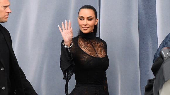 PHOTOS Kim Kardashian en Morticia Addams au défilé Balenciaga face à Damso rasé et totalement méconnaissable !