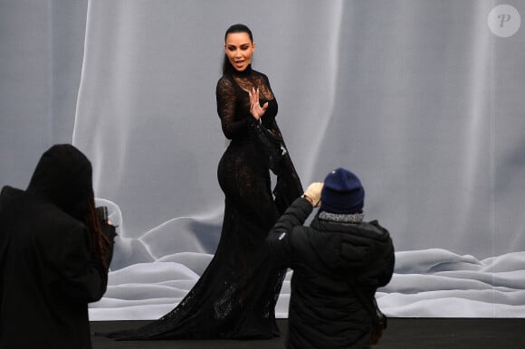 Kim Kardashian arrive au défilé Balenciaga mode femme automne / hiver 2024-2025 lors de la Fashion Week de Paris (PFW) cour du Dôme des Invalides, à Paris, France, le 3 mars 2024.  Kim Kardashian arrives at the Balenciaga Fashion Fall Fall / Winter 2024-2025 fashion show during Paris Fashion Week (PFW) at cour du Dôme des Invalides, in Paris, France, on March 3rd, 2024. 