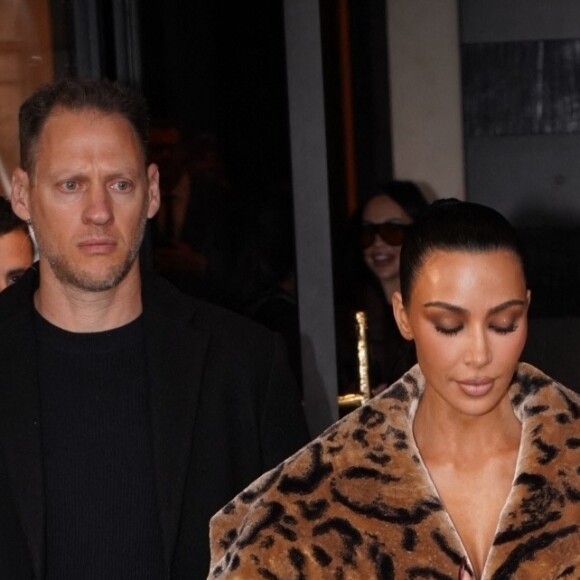 Kim Kardashian s'est blessée aux doigts de la main gauche dans un manteau de fourrure à imprimé animal Balenciaga pour aller déjeuner en marge de la mode femme automne / hiver 2024-2025 lors de la Fashion Week de Paris (PFW), à Paris, France, le 3 mars 2024. 