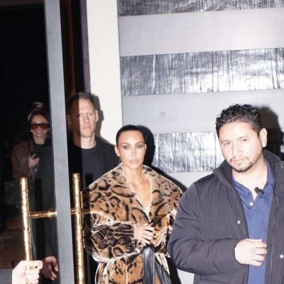 Kim Kardashian s'est blessée aux doigts de la main gauche dans un manteau de fourrure à imprimé animal Balenciaga pour aller déjeuner en marge de la mode femme automne / hiver 2024-2025 lors de la Fashion Week de Paris (PFW), à Paris, France, le 3 mars 2024. 