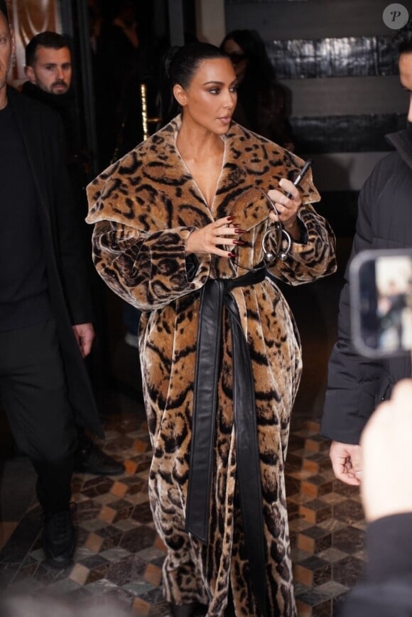 Kim Kardashian s'est blessée aux doigts de la main gauche dans un manteau de fourrure à imprimé animal Balenciaga pour aller déjeuner en marge de la mode femme automne / hiver 2024-2025 lors de la Fashion Week de Paris (PFW), à Paris, France, le 3 mars 2024. 