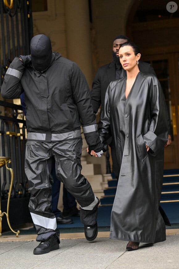 Kanye West (Ye) et sa femme Bianca Censori à la sortie de l'hôtel Ritz lors de la semaine de la mode femme automne/hiver 2024-2025 (PFW), à Paris, France, le 28 février 2024.