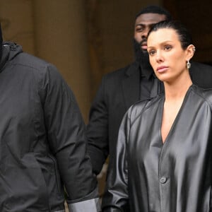 Kanye West (Ye) et sa femme Bianca Censori à la sortie de l'hôtel Ritz lors de la semaine de la mode femme automne/hiver 2024-2025 (PFW), à Paris, France, le 28 février 2024. Il s'est affublé de son look désormais classique : cagoule intégrale, blouson noir et et chaussures noires.