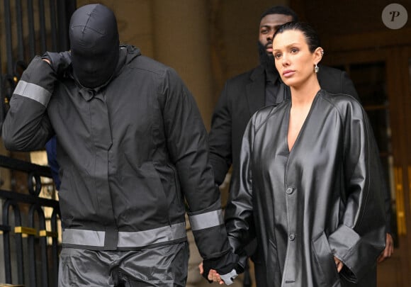 Kanye West (Ye) et sa femme Bianca Censori à la sortie de l'hôtel Ritz lors de la semaine de la mode femme automne/hiver 2024-2025 (PFW), à Paris, France, le 28 février 2024. Il s'est affublé de son look désormais classique : cagoule intégrale, blouson noir et et chaussures noires.