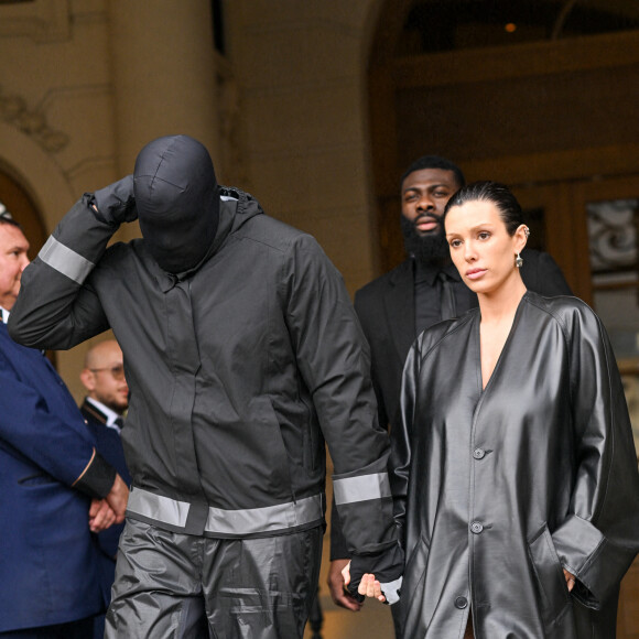 Kanye West (Ye) et sa femme Bianca Censori à la sortie de l'hôtel Ritz lors de la semaine de la mode femme automne/hiver 2024-2025 (PFW), à Paris, France, le 28 février 2024. Il s'est affublé de son look désormais classique : cagoule intégrale, blouson noir et et chaussures noires. 