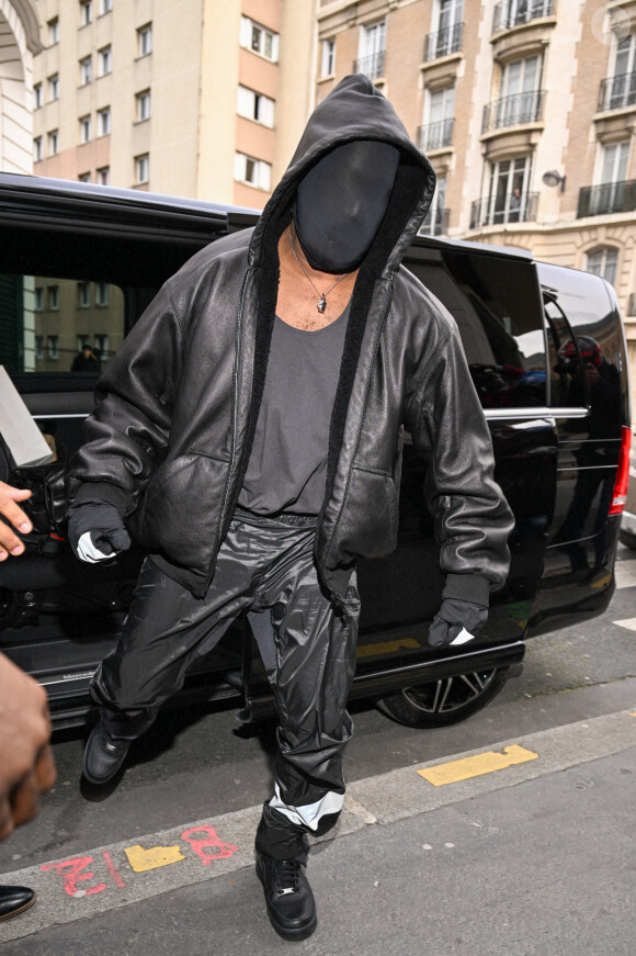 Kanye West (Ye) et sa femme Bianca Censori arrivent dans un studio photo lors de la semaine de la mode femme automne/hiver 2024-2025 (PFW), à Paris, France, le 28 février 2024. Ye s'est affublé de son look désormais classique : cagoule intégrale, blouson noir et et chaussures noires. 